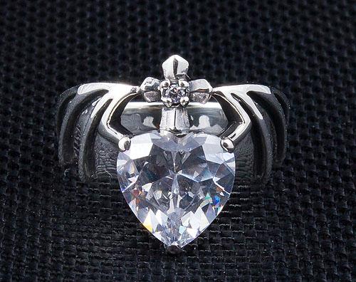 Anel de asas de morcego com coração de diamante e prata