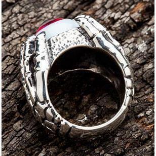 Ring aus Sterlingsilber mit Klauen und rotem Augapfel